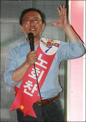 노회찬 진보신당 서울시장 후보가 1일 저녁 서울 명동입구에서 마지막 선거유세를 하며 지지를 호소하고 있다.