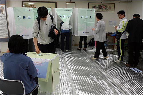 제5회 전국동시지방선거날인 2일 오전 서울 성북구 월곡 제1동 6투표소에서 유권자들이 투표를 하고 있다.