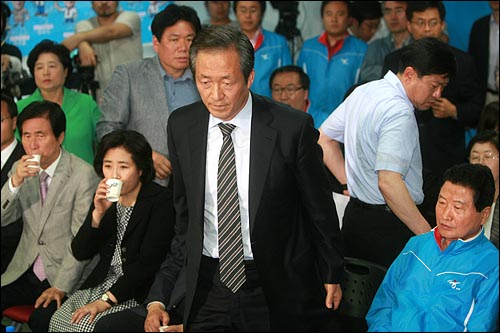 정몽준 한나라당 대표가 2일 오후 서울 여의도 당사에 마련된 6.2 지방선거 개표상황실에서 출구조사 결과를 시청한 뒤 굳은 표정으로 먼저 자리를 떠나고 있다.