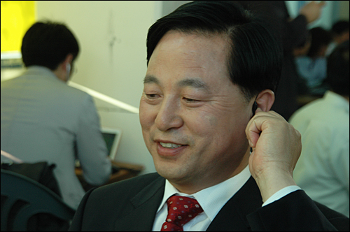 야권단일후보인 무소속 김두관 경상남도지사 후보가 2일 오후 6시경 방송사의 출구예측조사가 나온 뒤 환하게 웃고 있다.