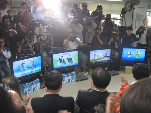 한명숙 민주당 서울시장 후보 사무실에서 개표방송을 지켜보고 있는 선대본부 관계자들