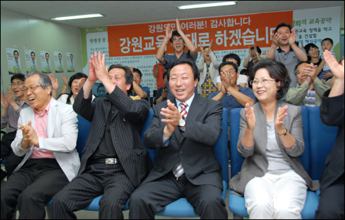 민병희 강원교육감 당선 민병희 강원교육감 당선인이 박수를 치며 기뻐하고 있다.