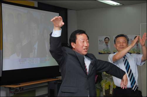 민병희 강원교육감 당선인 2일 밤 11시를 넘어서면서 사실상 당선이 확실시 되자 민병희 강원교육감 당선인이 어깨를 들썩이며 선거사무소에서 지지자들과 함께 기쁨을 나누고 있다. 뒤로 보이는 텔레비전 화면에는 강원도지사 당선이 확정된 이광재 후보의 인터뷰 모습이 보인다. 


