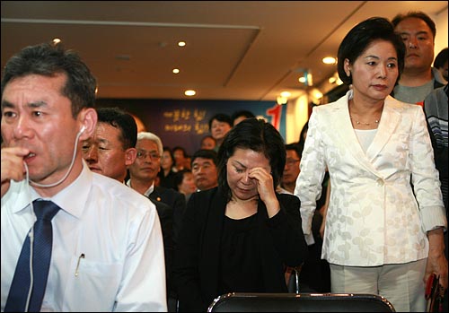 오세훈 한나라당 서울시장 후보 개표상황실에서 한명숙 후보에 추격 당한 개표결과가 보도되자 지지자들이 침통한 표정을 짓고 있다.