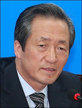 정몽준 한나라당 대표가 3일 오전 서울 여의도 한나라당 당사에서 열린 최고위원회의에서 6.2 지방선거 패배에 대한 책임을 지고 대표직 사퇴 의사를 밝히고 있다.