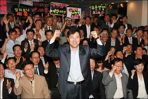 재선에 성공한 오세훈 서울시장이 3일 오전 서울 중구 프레스센터 선거사무실에서 지지자들의 환호를 받으며 두 주먹을 불끈 쥐어 보이고 있다.