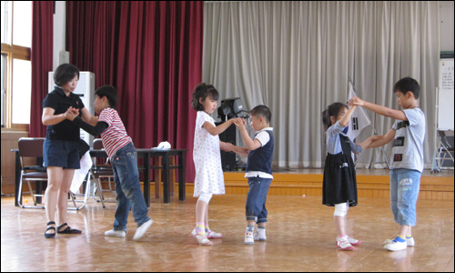 전북 순창 유등초등학교 1,2학년 아이들이 방과후 스포츠 댄스 수업을 받고 있다. 오른쪽에서 두번째가 '나홀로 1학년' 연진이.