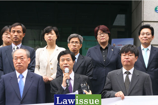 재작년 6월 시국선언 당시 MB정권을 신랄히 비판하는 김승환 교수(가운데), 왼쪽은 박재승 전 대한변호사협회장, 오른쪽은 백승헌 당시 민주사회를 위한 변호사모임 회장