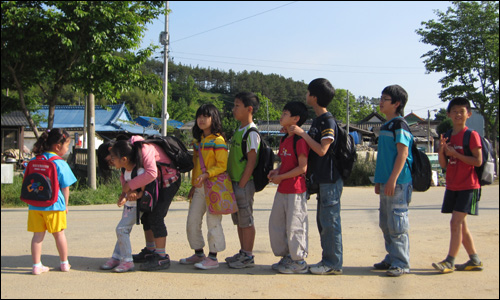 전북 순창군 유등면 유촌리의 아이들이 1일 아침 마을 어귀에서 스쿨버스를 기다리고 있다. 왼쪽에서 첫번째는 유치원생 미선이, 두 번째가 연진이다. 