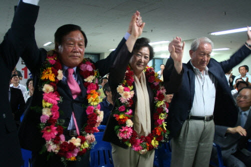 성무용(사진 가장 왼쪽) 천안시장 후보가 당선 자축연에서 만세를 부르고 있다.