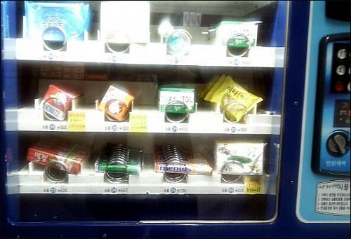 무인 자판기. 중간 두번째 줄 좌측이 콘돔이 설치된 곳입니다