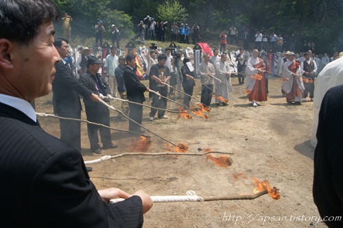 문수스님의 법구가 안치된 연화대에 유족들과 원로스님들이 불을 붙이려 하고 있다. 