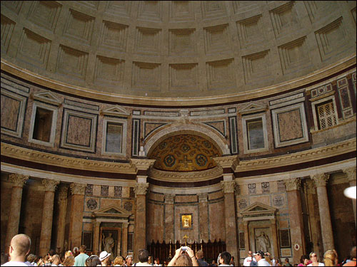 판테온의 돔은 세계에서 가장 큰 돔 중의 하나. 돔의 지름과 바닥에서 돔까지의 높이가 똑같이 43.40m.