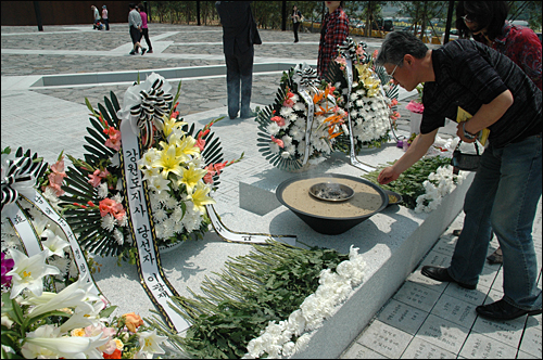5일 오후 참배객들이 봉하마을 고 노무현 대통령 묘역 헌화대에서 분향하고 있다.