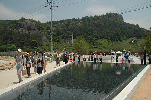 지방선거 이후 첫 주말을 맞아 봉하마을 고 노무현 대통령 묘역을 찾는 참배객들이 많이 늘어났다.