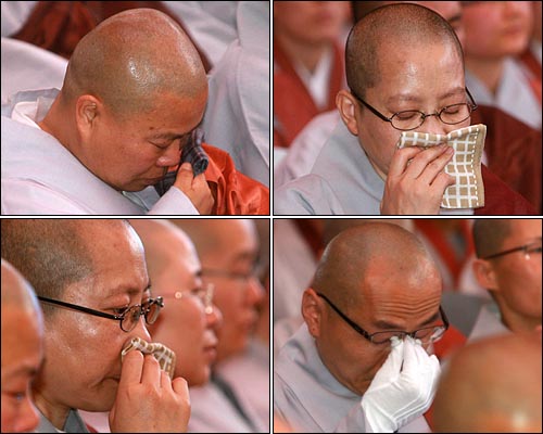5일 저녁 서울 종로구 조계사에서 열린 '문수 스님 소신공양 국민추모제'에서 참석한 스님들이 눈물을 흘리고 있다.