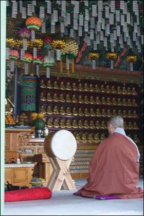 문수 스님의 절친한 도반인 관행 스님이 영결식 내내 대웅전 부처님 앞에 앉아 문수 스님의 극락왕생을 기원했다. 