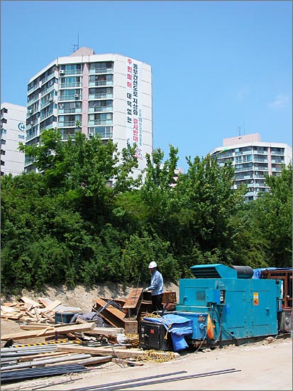  중랑천 둔치 동부간선도로 확장 공사 현장. 아파트 벽에 도로를 지상화하는 것에 반대한다는 내용이 적혀 있다.