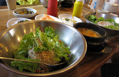 점심식사로 시킨 보리밥에 김팀장이 특별히 준비해온 보신용 수육을 같이 넣어 먹었다.