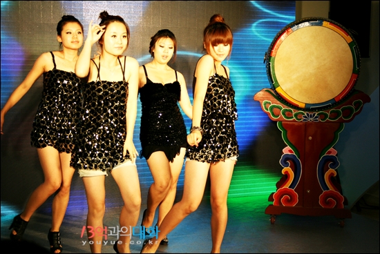 한국드라마 전용채널 런칭쇼에서 '노바디'에 맞춰 춤 추는 무용수들