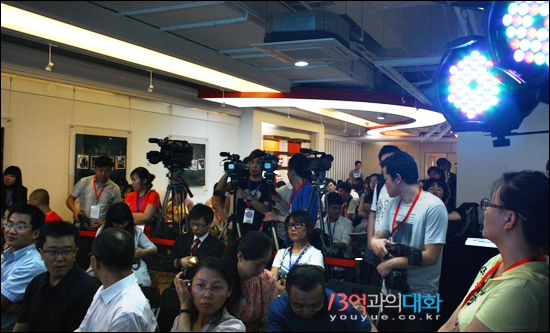 한국드라마 전용채널 런칭쇼에 참가한 취재진 및 관계자