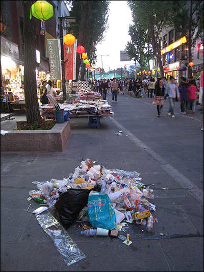 인사동 거리에 일회용 컵을 비롯한 쓰레기 더미가 쌓여있다.