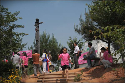 성미산 정상에는 5월 29일부터 성미산대책위 텐트를 설치했다. 6월 5일 성미산지키기 고사 모습