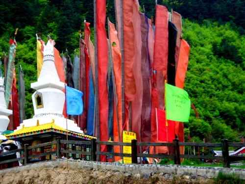 티베트인 라마사원 찰여사의 초르텐과 깃발
