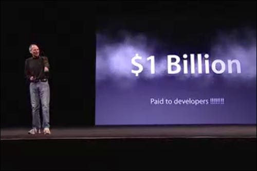스티브 잡스가 8일 새벽(한국시각) WWDC에서 "앱 스토어에서 개발자에게 주는 수익이 며칠 전 10억 달러(한화 약 1조 2400억 원)를 넘겼다"고 발표하고 있다.(애플 키노트 영상)