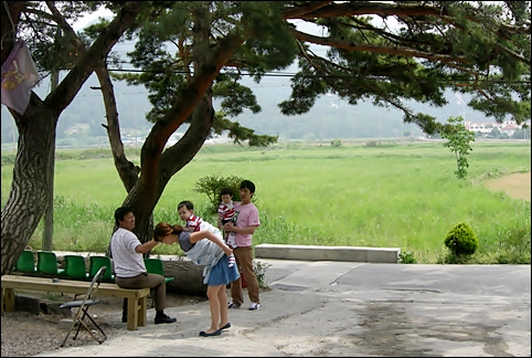  식당 입구. 평상과 꼬마들이 옛날 고향동네를 떠올리게 했는데요. 창밖으로 펼쳐지는 고즈넉한 농촌풍경이 음식 맛을 돋워주었습니다.
