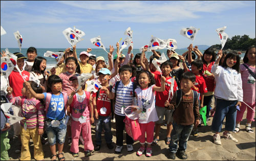 남열해수욕장에 모인 아이들. 나로호의 성공 발사를 응원하고 있다.