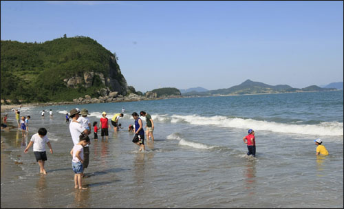 나로호 대신 해수욕. 남열해수욕장을 찾은 관광객들이 물놀이를 즐기고 있다.