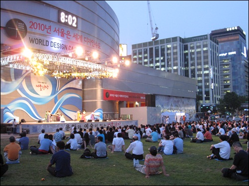 9일 시민들이 서울광장 잔디밭에 앉아 '문화와 예술이 있는 서울광장' 공연을 바라보고 있다. 