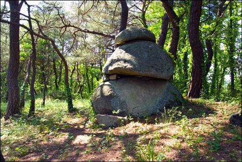 삼첩석 세 개의 바위가 겹쳐진 형태의 이 돌구조물은 선사시대 거석문화 유적으로 알려져 있다.