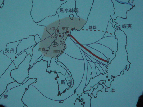 발해와 일본의 교류 경로 추정도입니다. 가운데 붉은 선이 일본 노도한토로 연결되는 중심 경로입니다. 
