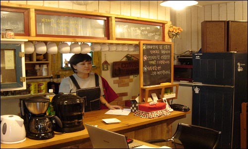 이한열 기념관의 이은영 간사가 기념관과 카페에 대해 설명해주고 있다.