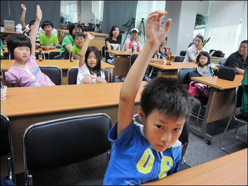 10일 '제3회 나홀로 입학생에게 친구를' 캠프에 참가한 학생들이 정세진 KBS 아나운서의 질문에 답하기 위해 손을 들고 있다. 