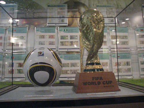  '화폐로 만나는 월드컵'를 보고 체험학습지를 작성해 제출하면, 추첨을 통해서 '공인구 자블라니' 1개와 '보급형 자블라니' 9개를 준다.