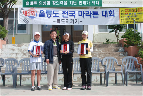 여자 10km의 입상자들입니다. 대회 주관사인 울릉로타리클럽 청죽 이상호회장님과 기념촬영