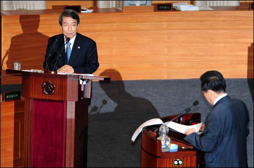 정운찬 국무총리가 14일 오전 국회에서 열린 정치에 관한 대정부질문에서 민주당 유선호 의원의 질문에 답하고 있다. 