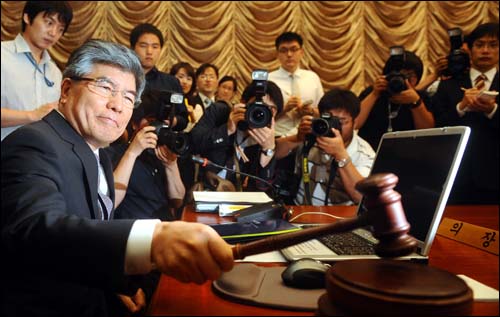 10일 오전 서울 한국은행에서 2010년 6월 통화정책방향 관련 금융통화위원회가 열린 가운데 김중수 총재가 의사봉을 두드리고 있다.