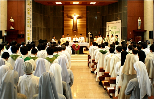 경기도 양평군 양수리 성당에서 열린 '생명평화미사'를 이용훈 주교(수원교구장)이 주관하고 있다.