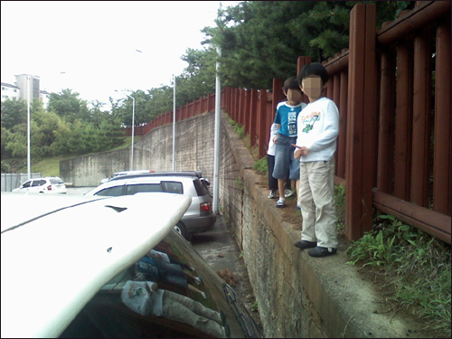  폭이 20센티 정도밖에 되지 않는 옹벽 위에서 저 높은 곳까지 올라가다니... 정말 위험천만합니다.