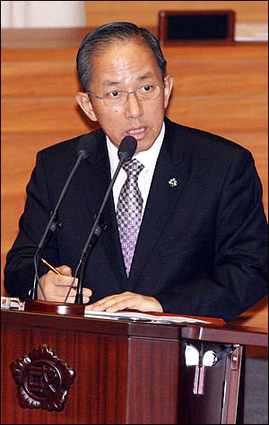 김태영 국방부장관이 15일 국회 외교안보통일분야 대정부질문에서 질의에 답변하고 있다.