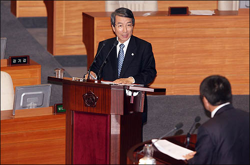 정운찬 당시 총리가 지난 2010년 6월 16일 국회 경제분야 대정부질문에서 질의에 답변하고 있다.