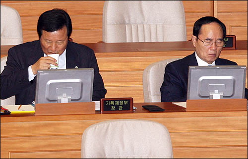  16일 국회 경제분야 대정부질문에 출석한 윤증현 기획재정부 장관이 답변을 마친 뒤 목을 축이고 있다.