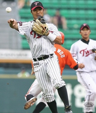  27일 은퇴를 선언한 박종호가 친정팀 LG에서 2군 타격 인스트럭터로 야구인생 제2막을 펼친다.