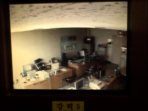 국가인권위원회가 직권조사에 앞서 5.11. 기초조사과정에서 확보한  양천서 상황실에 위치한 강력 5팀 내부가 촬영되는 CCTV화면. 화면의 절반이 천장과 벽을 비추고 있다. 