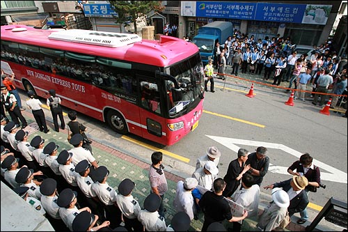 한국자유총연맹 노원구지회'가 적힌 종이를 붙인 관광버스가 시위가 열릴 예정인 참여연대앞에 도착하고 있다.