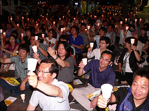 '교사.공무원 탄압저지 공동대책위원회'가 16일 저녁 창원 정우상가 앞에서 연 촛불문화제에는 시민 500여명이 참석했다.